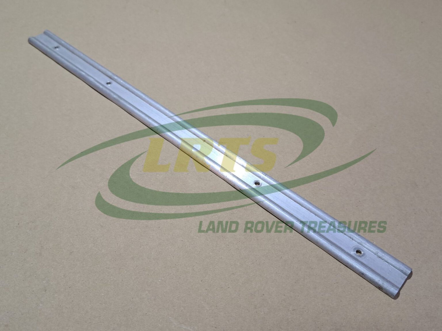 MTC3139 MOULDING TAILGATE LAND ROVER DEF Land Rover Treasure Shop